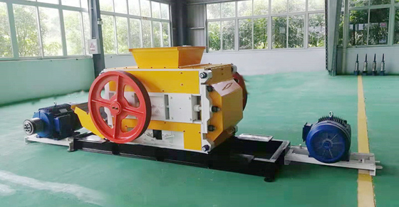 Mesin Fine Mill Roll Crusher 30 - 50t / jam Kapasitas produksi Untuk Pembuatan Bata