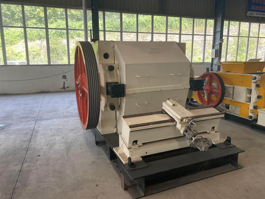 Tambang Bahan Baku Mesin Roller Crusher Ganda Untuk Lini Produksi Bata Tanah Liat