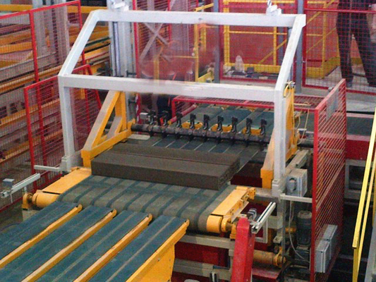 Mesin pemotong batu bata tanah liat hidrolik dengan lebar pemotongan maksimum 520 mm dan siklus pemotongan 6-8 kali/menit untuk penghematan tenaga kerja