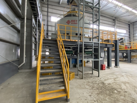Persiapan Bahan Baku Wet Pan Mill di pabrik penghasil bentonit